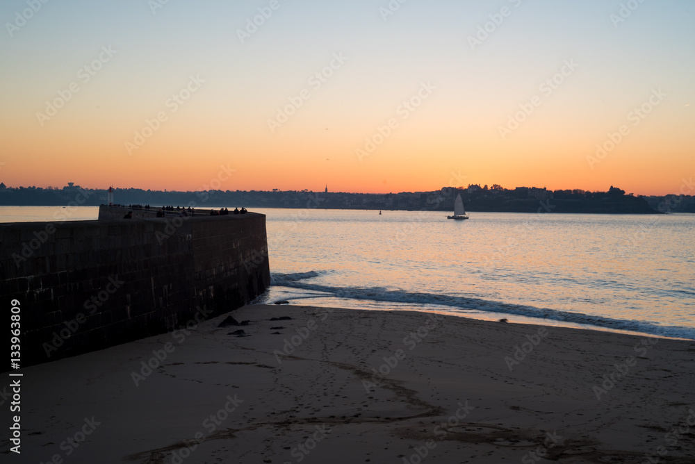 Coucher de soleil bancs publics, St Malo, Bretagne