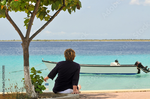 Frau mittleren Alters mit Blick auf das Meer photo