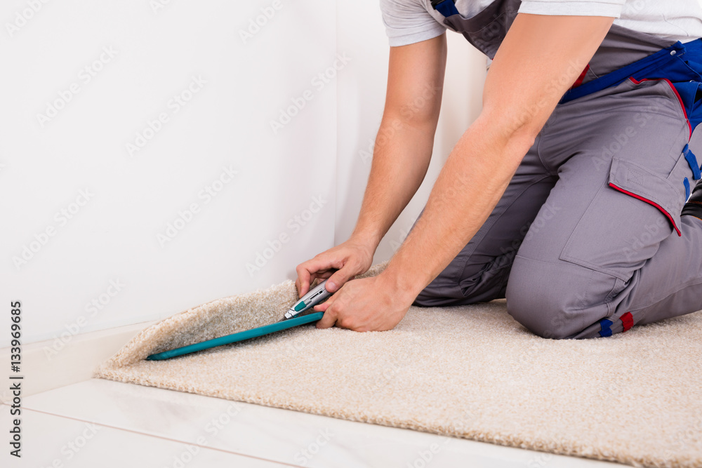 Φωτογραφία Person Cutting Carpet With Cutter