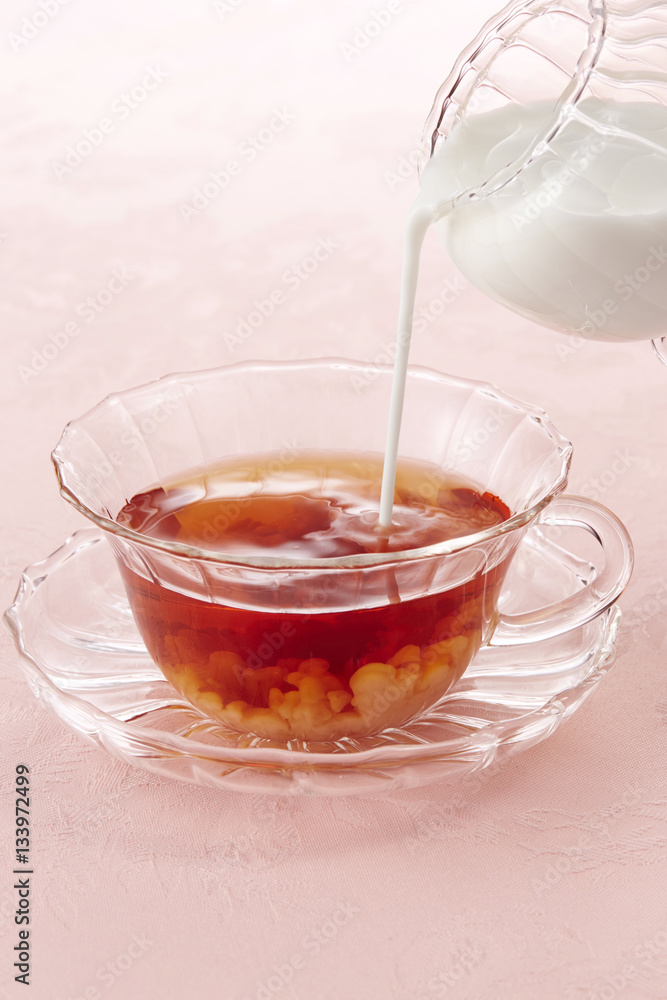 紅茶にミルクを注ぐ(ミルクティー) 紅茶にミルクを注ぐ(ミルクティー)