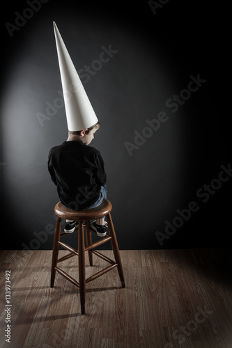 Quadro su tela Boy wearing a dunce cap