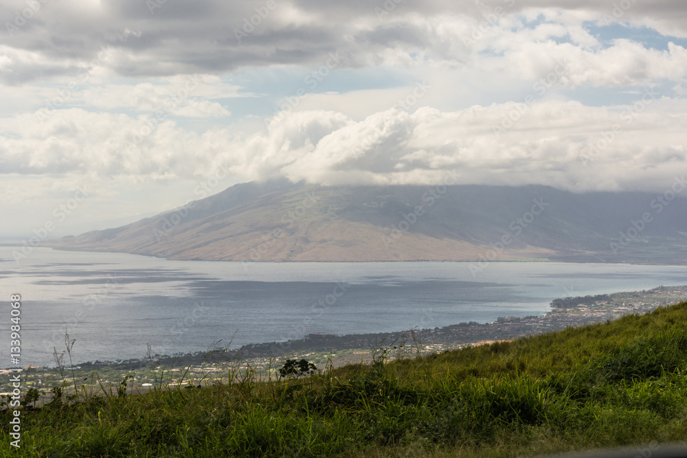 Fototapeta premium View of Maalaea Bay in a cloudy day, Maui, Hawaii 