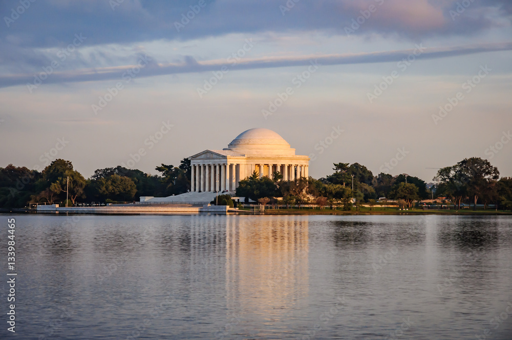 Obraz premium Jefferson Memorial and reflection on the Tidal Basin at sunset in Washington DC, United States of America 