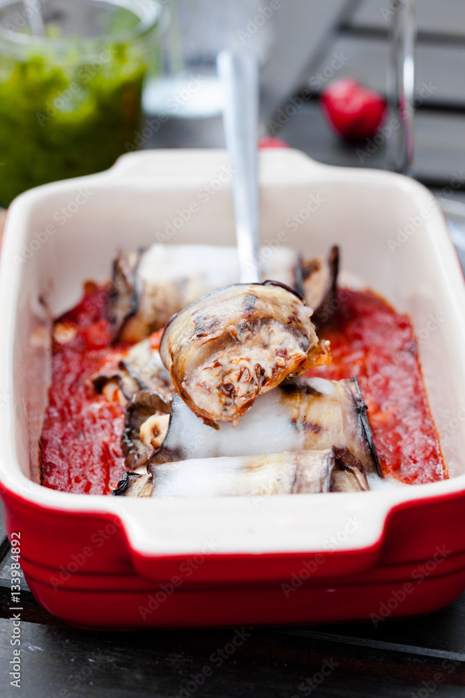 Auberginen gefüllt mit Ricotta auf Tomatensauce gebacken Stock-Foto ...