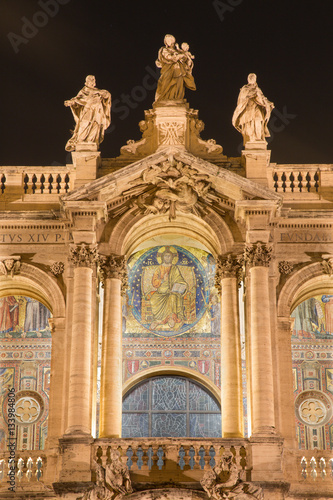 Fotografi Rome - The detail of portal of Basilica Santa Maria Maggiore at night