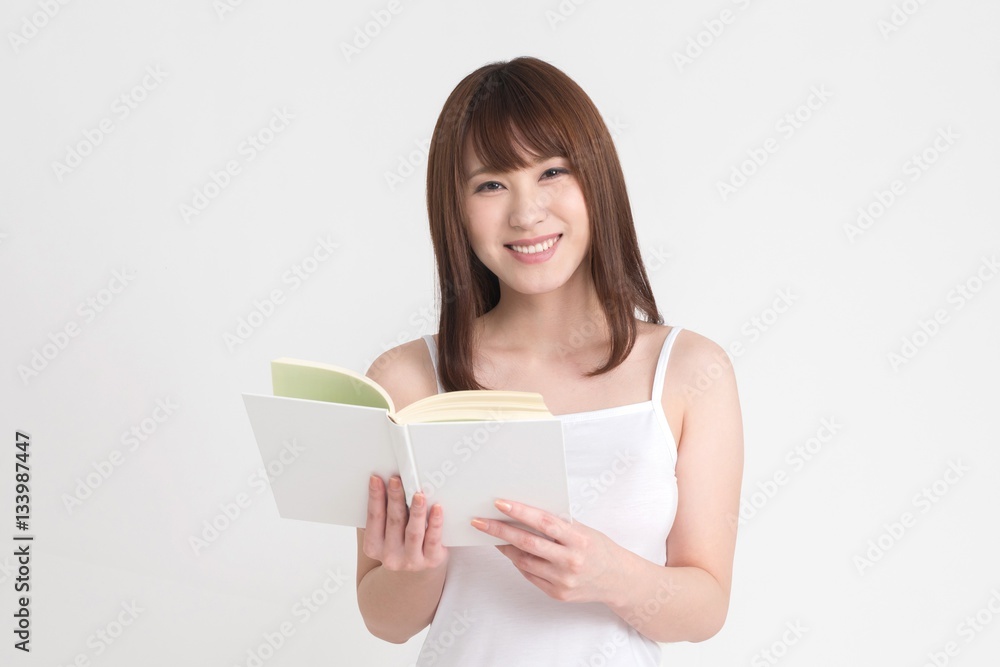 読書をする若い女性。本を手に持つ女性。 読書をする若い女性。本を手に持つ女性。