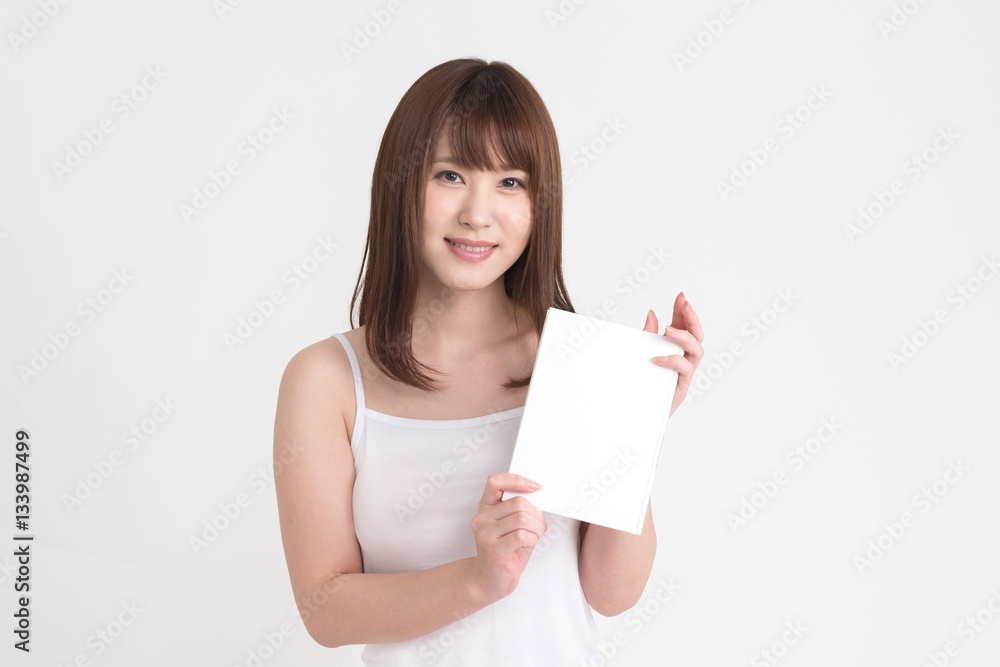 読書をする若い女性。本を手に持つ女性。 読書をする若い女性。本を手に持つ女性。