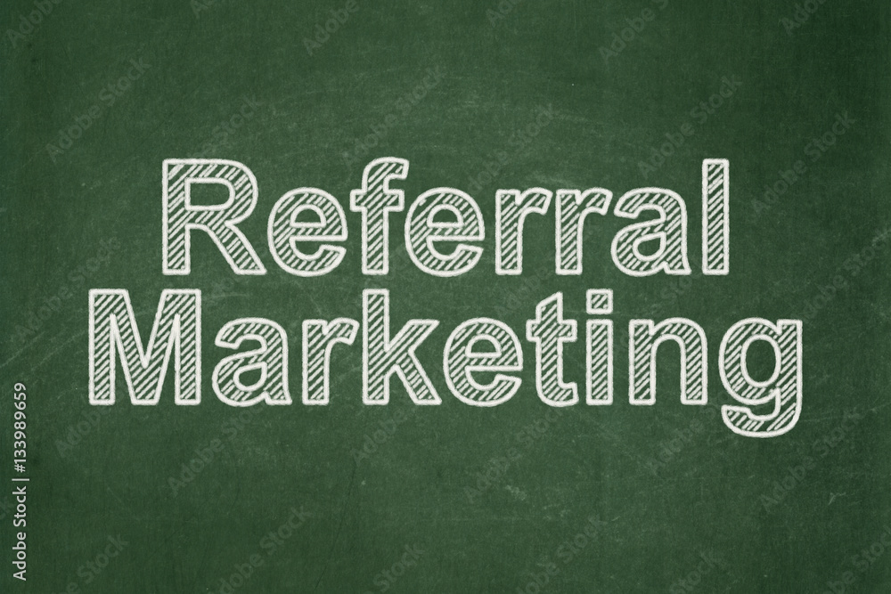 Obraz premium Marketing concept: Referral Marketing on chalkboard background