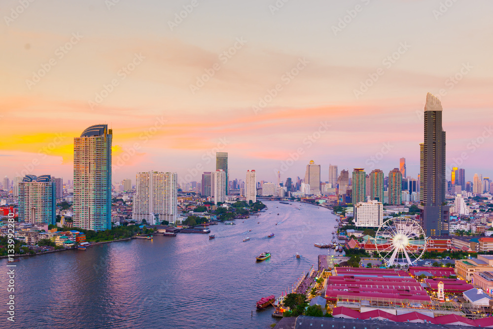Naklejka premium Bangkok skyline at night with beautiful view.
