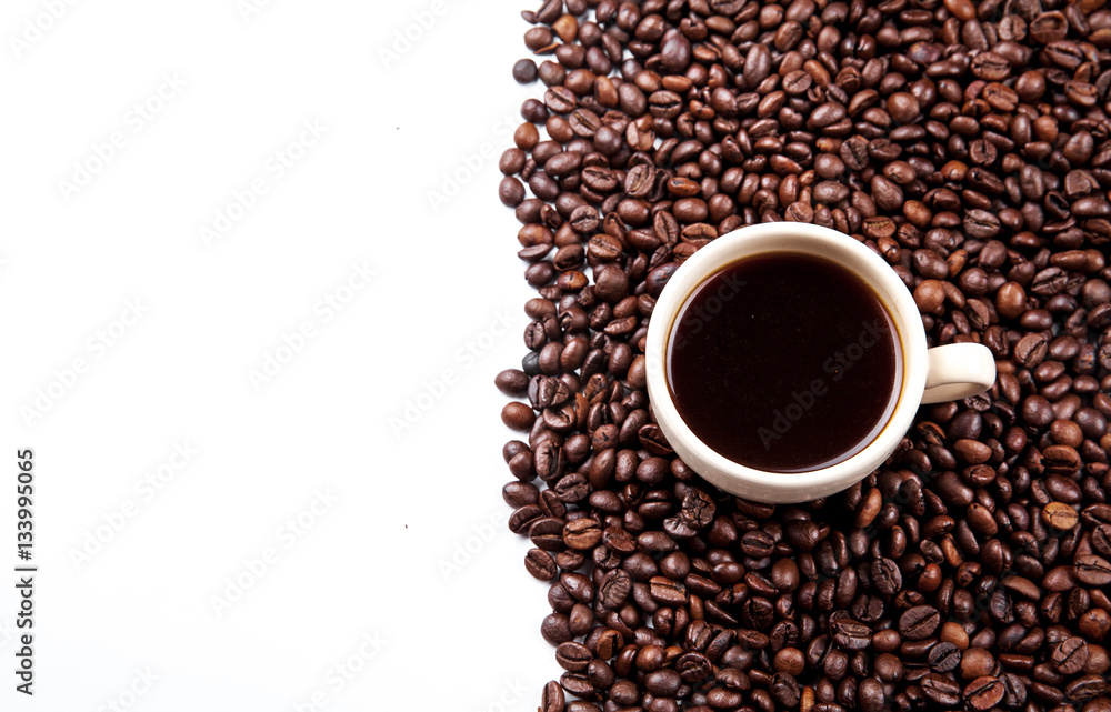 Fototapeta premium Coffee beans in coffee cup isolated on white