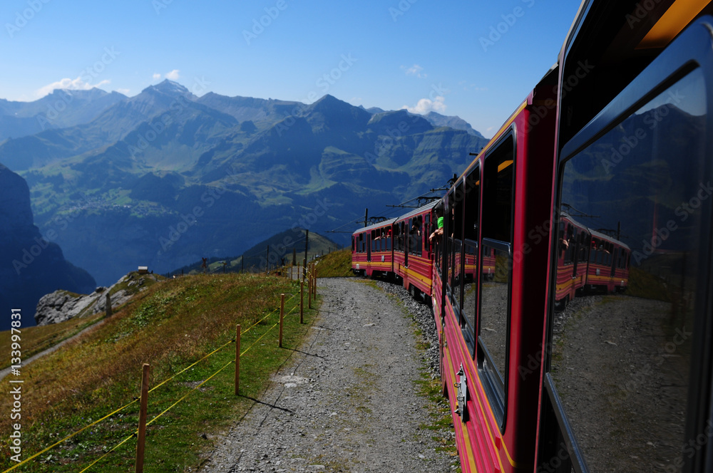 Schweizer Alpen:Die Jungfraujoch-Eisenbahn auf dem Weg zum Gipfel