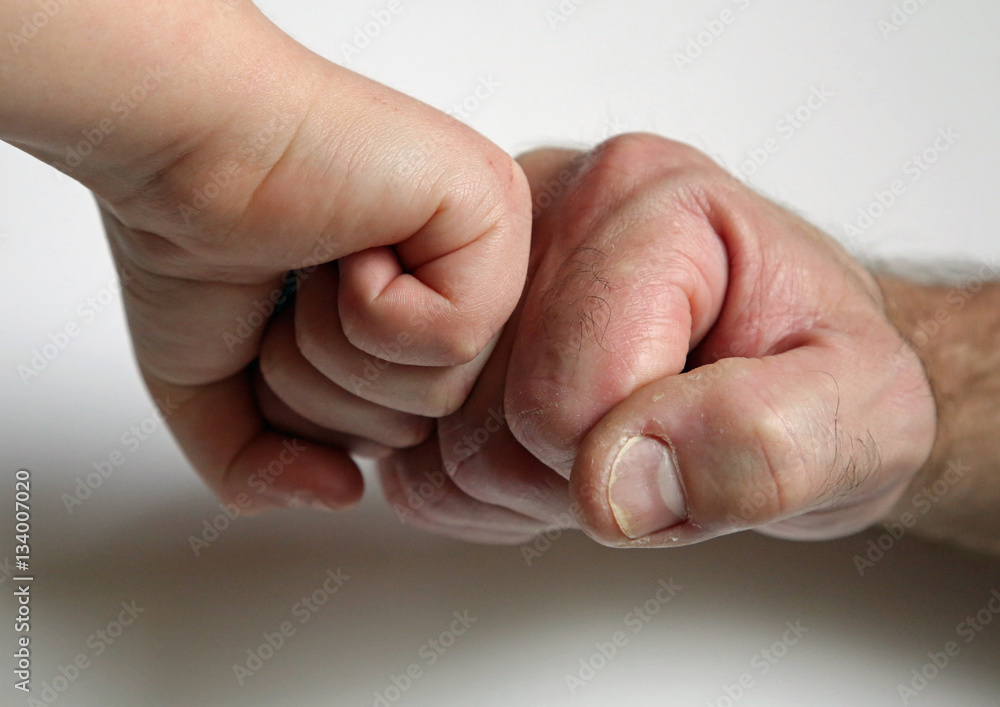 Fäuste von Mann und Frau Fäuste von Mann und Frau