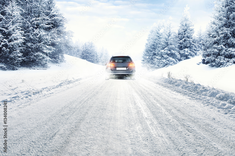 Obraz premium winter car and snow road 