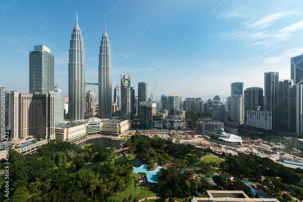 Fototapeta premium Panoramę miasta Kuala lumpur i wieżowiec w Kuala lumpur, Malezji
