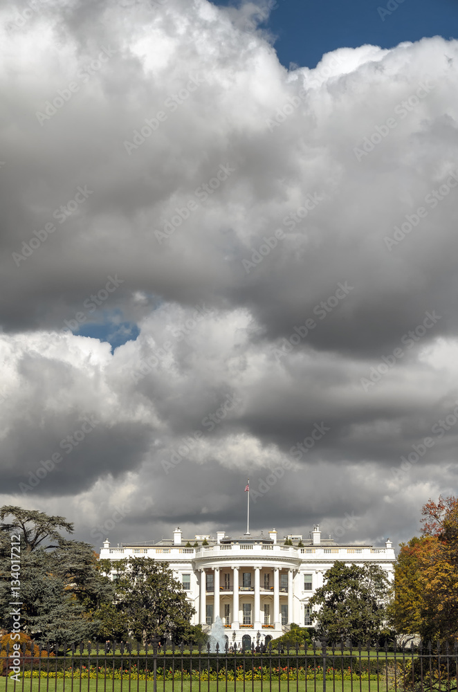 Φωτογραφία View of the White House, US president's office and residence in Washington DC, under cloudy sky