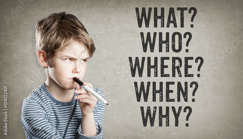 Fotografía 5W questions, what, who, where, when, why, Boy on grunge backgro