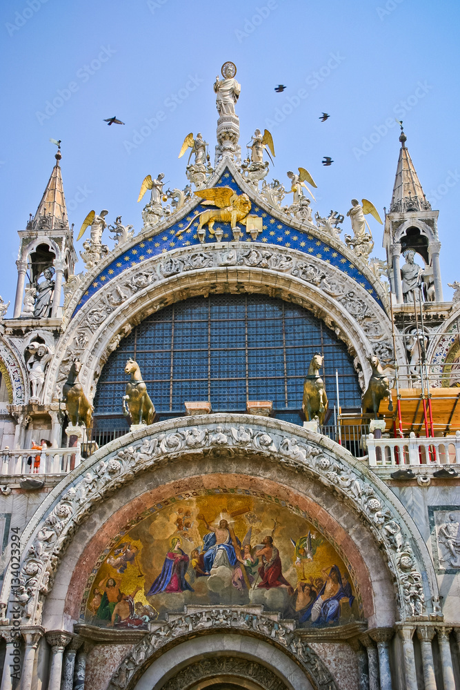 Fototapeta premium The architectural decoration of the facade of the central nave of the Basilica of San Marco in Venice.