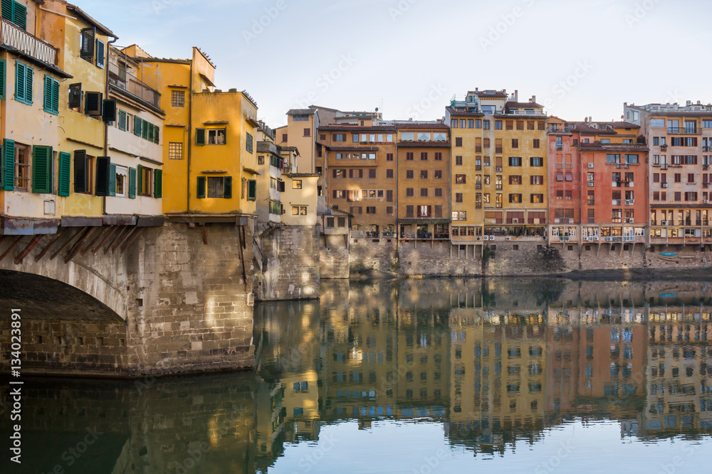 Obraz premium Most Ponte Vecchio i rzeka Arno we Florencji, Włochy.
