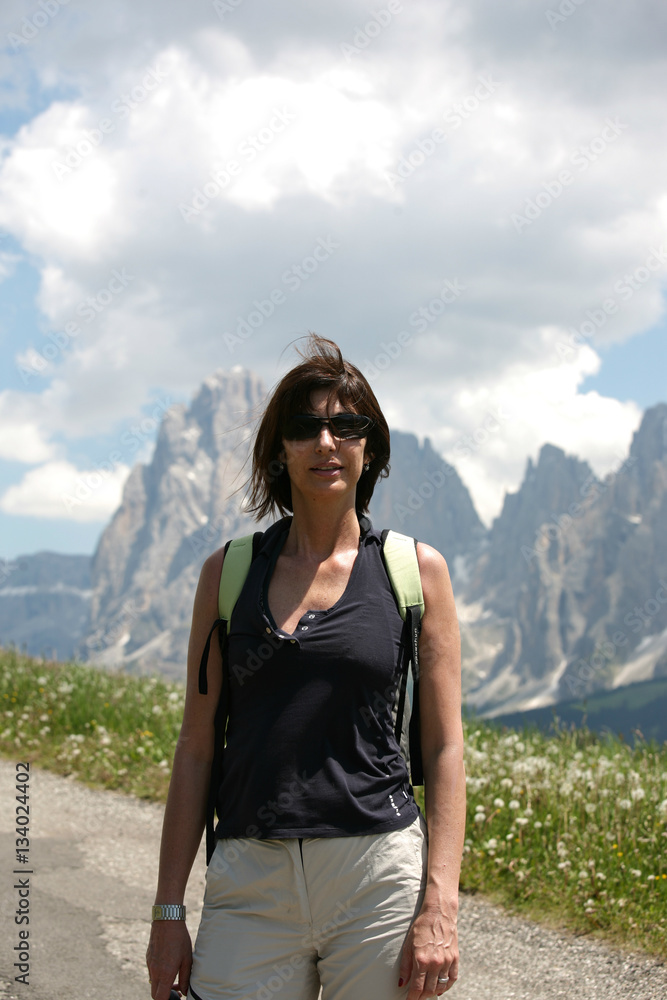 Naklejka premium Donna escursionista 