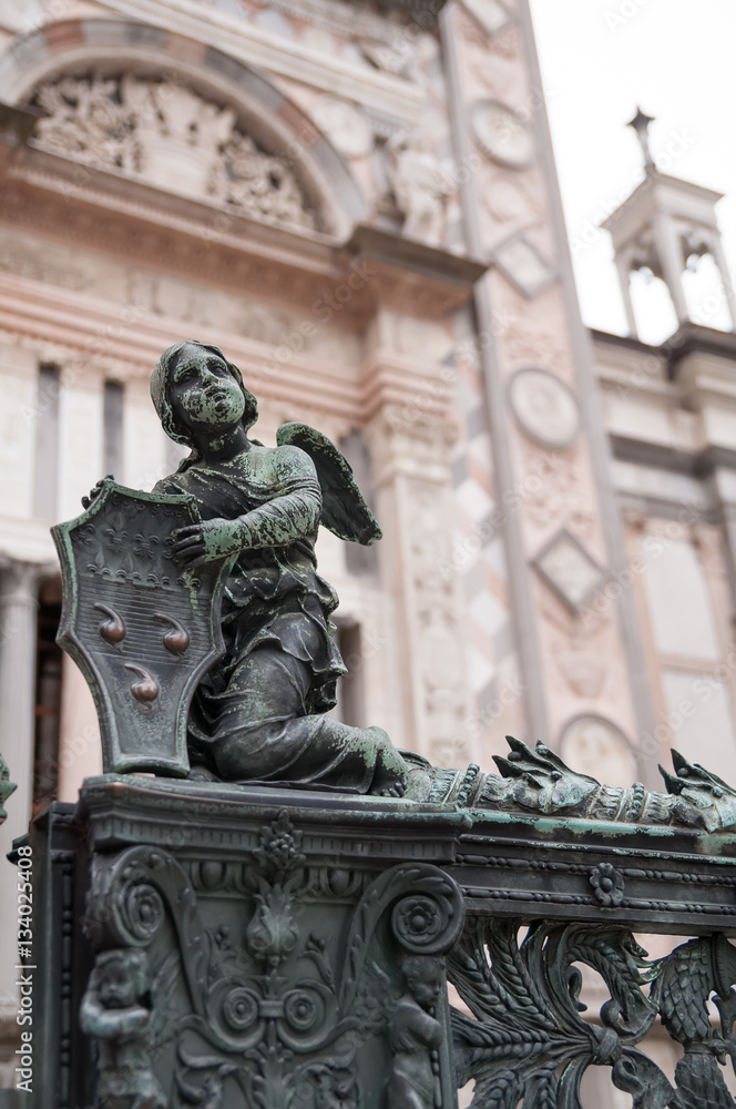Statuetta dell'angelo con la stemma dei Colleoni sul recinto di bronzo all'ingresso alla cappella Colleoni a Bergamo alto