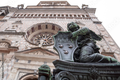 Statuetta dell'angelo sul recinto di bronzo all'ingresso alla cappella Colleoni a Bergamo alto