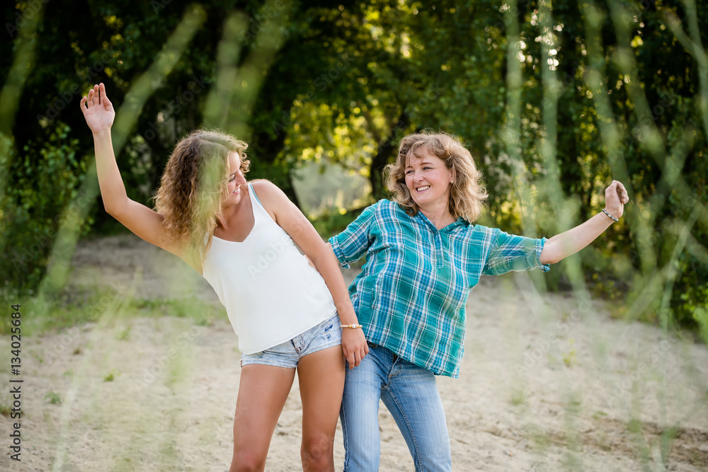 Happy Mother And Daughter Dancing Foto De Stock Adobe Stock 