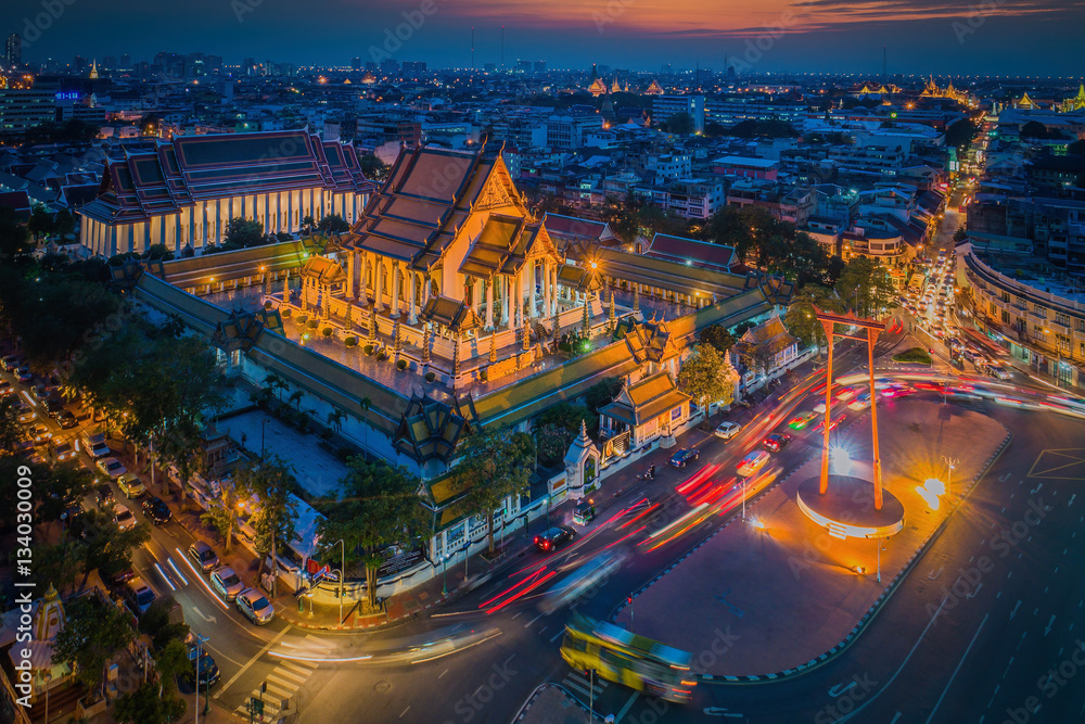 Naklejka premium Wat Suthat and Sao Ching Cha (Giant Swing) during sunset (Bangko