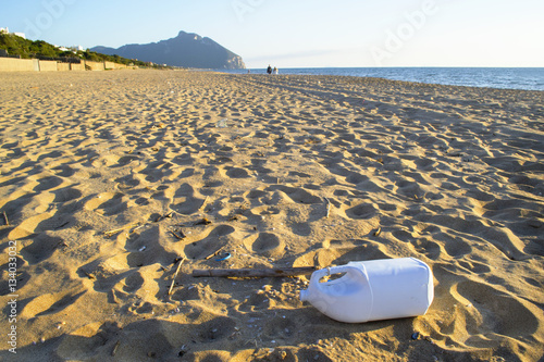 tanica di plastica su una bellissima spiaggia photo