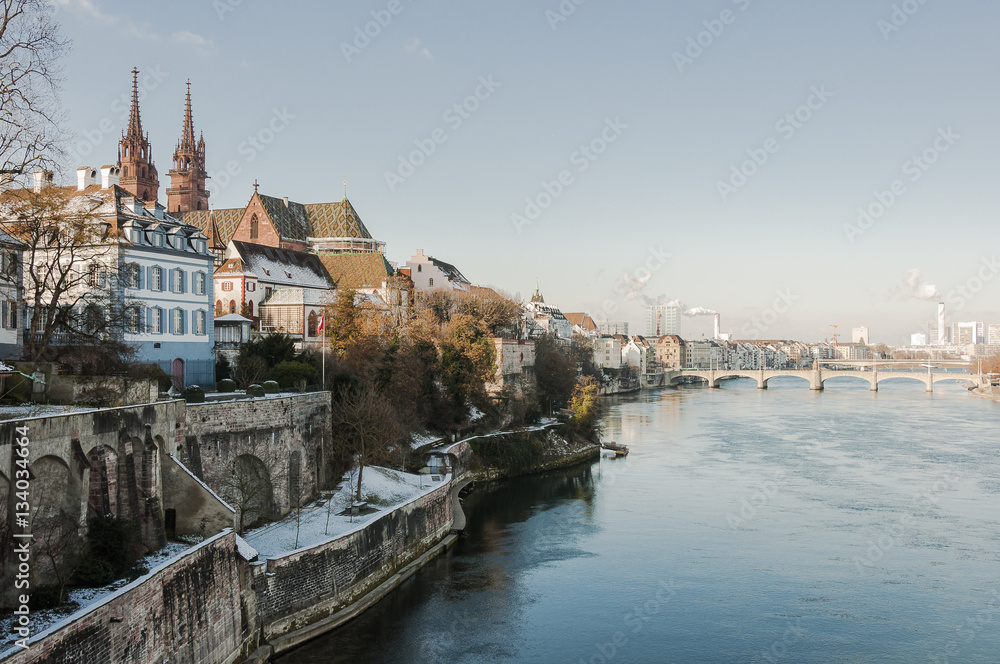 Obraz premium Basel, Stadt, Basel-Stadt, Altstadt, Altstadthäuser, Rhein, Rheinbrücke, Rheinufer, Münster, Pfalz, Spazierweg, Winter, Schweiz
