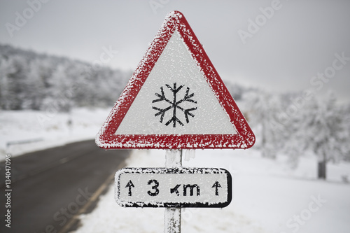 Attention, risk of snow. Traffic signal.