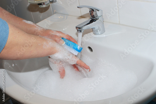 Hände waschen mit Bürste