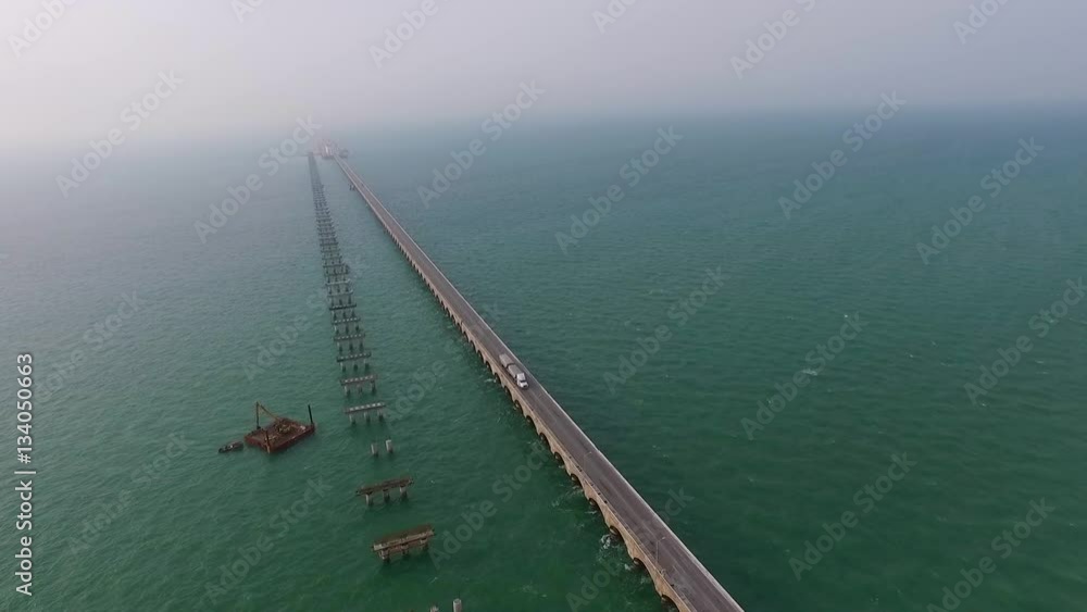 Passing the road at sea/ Pasando por la carretera en el mar