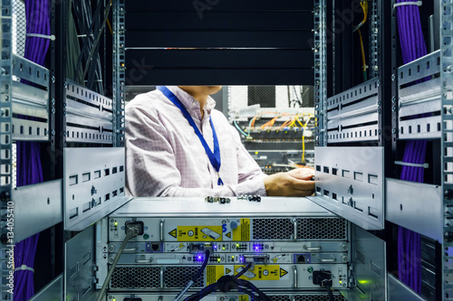 IT Engineer installs JBOD to rack in datacenter