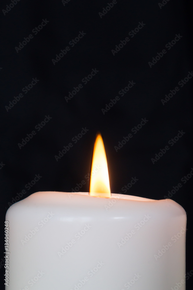 Kerze mit Flamme Kerze mit Flamme