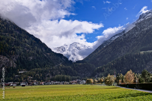 Blauer Himmel in den Bergen