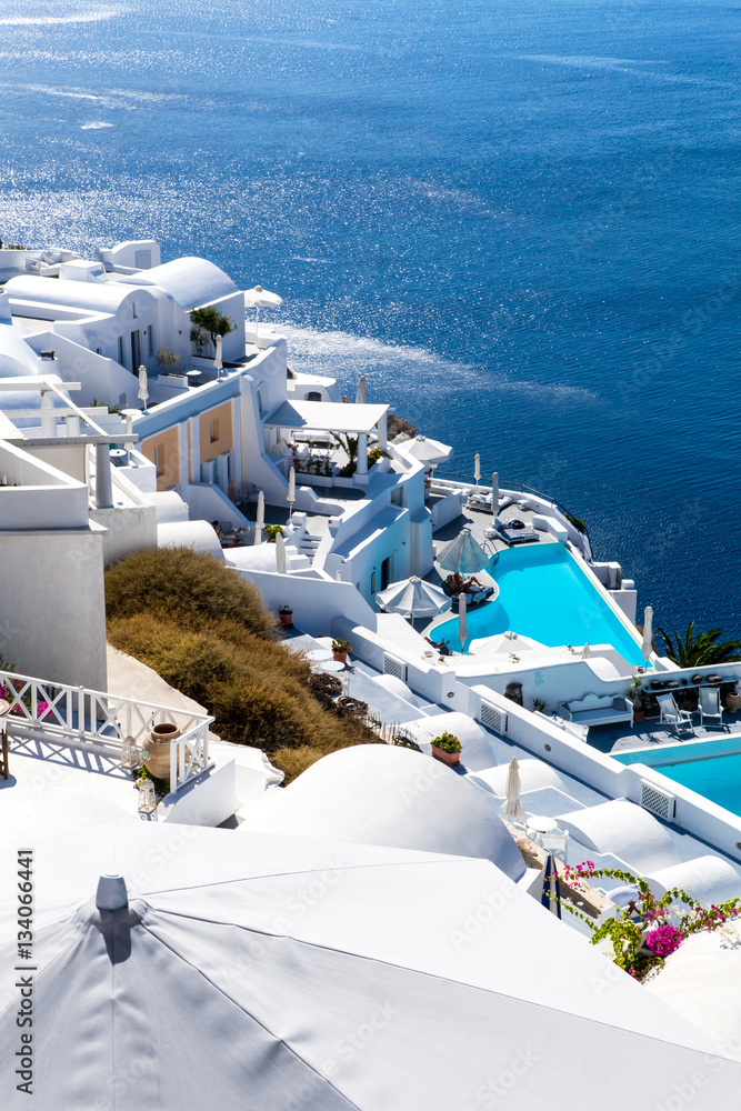 Obraz premium Santorini, Grecja, Oia - Katikies Luksusowy Resort z basenami i widokiem na morze,
