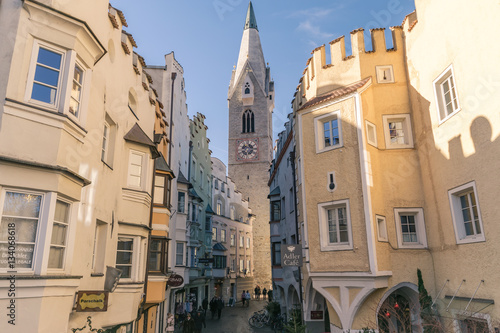 Tableau sur toile Bressanone downtown with buildings and White Tower.