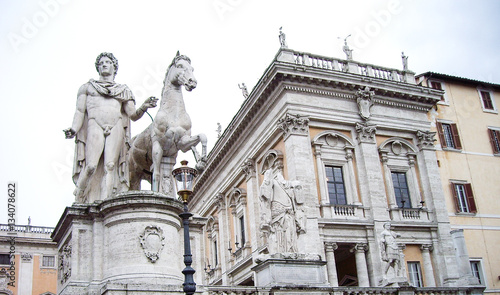 カンピドリオ広場の彫像（イタリア・ローマ） © tatsuo115