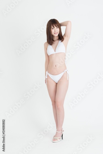 Wallpaper Mural 白いビキニの水着を着た若い女性。スタジオ撮影、白背景。 Torontodigital.ca