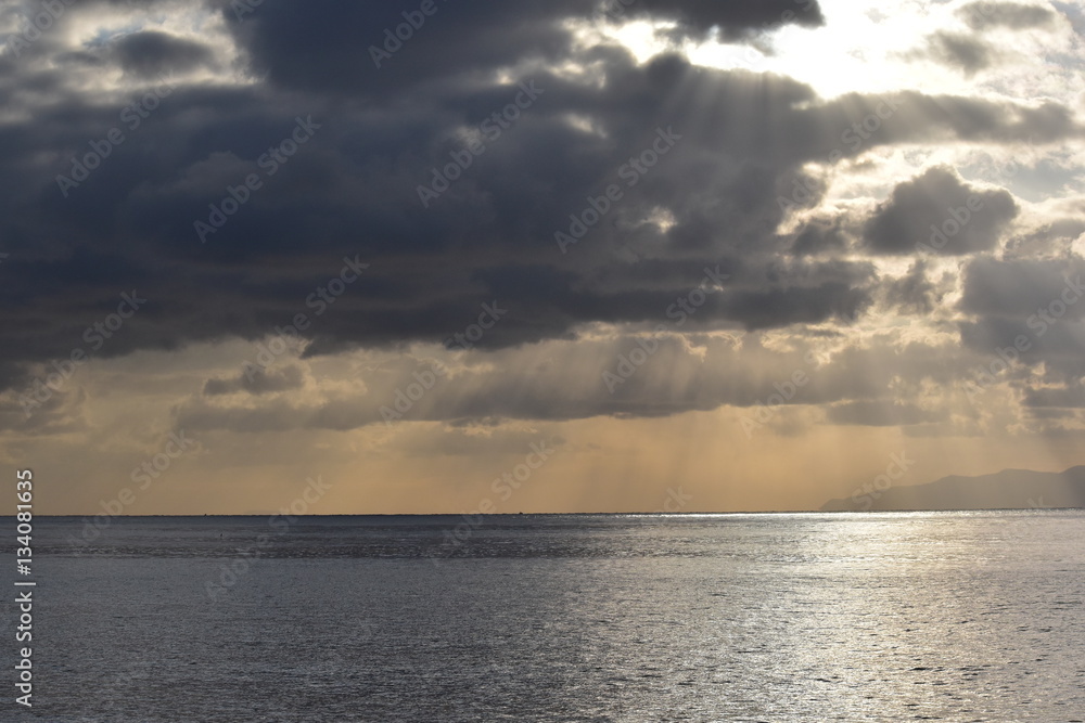朝日がさす冬の津軽海峡