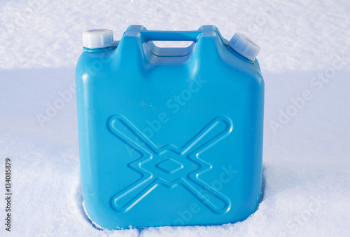 Foto Blue kerosene tank placed on snow