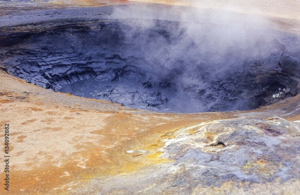 Kochender, brodelnder Schlammtopf/ Schlammquelle/ Schlammvulkan im Hochtemperaturgebiet Hverarönd/ Hverir/ Namaskard/ Námaskarð, Norðurland eystra, Island Kochender, brodelnder Schlammtopf/ Schlammquelle/ Schlammvulkan im Hochtemperaturgebiet Hverarönd/ Hverir/ Namaskard/ Námaskarð, Norðurland eystra, Island