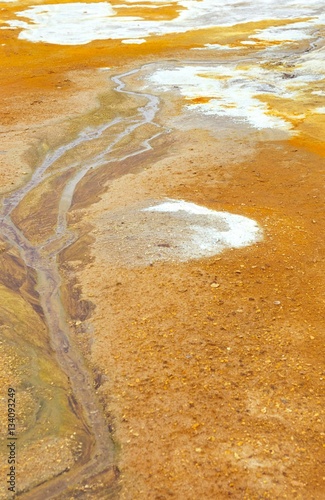 Ein Rinnsal Wasser fließt über gefärbten Boden im Hochtemperaturgebiet Hverarönd/ Hverir/ Namaskard/ Námaskarð, Ablagerungen von Schwefel und anderen Mineralien, Norðurland eystra, Island 