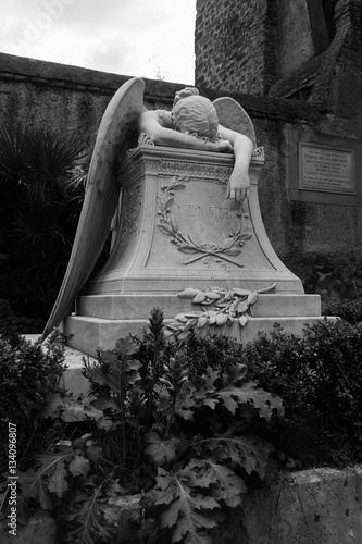 Grabfigur auf dem Cimitero Acattolico in Rom - Engel weint am Grab photo