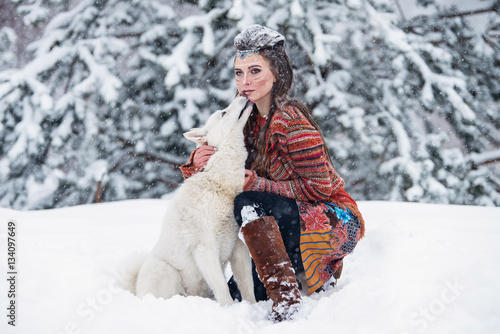 Foto Native indian woman with traditional makeup and hairstyle in snowy winter