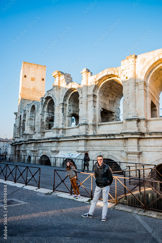 Fillette et jeune homme devant les arènes d'Arles