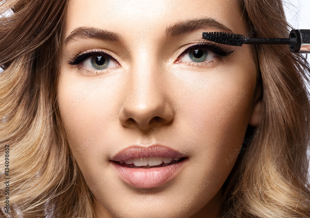 woman doing her makeup eyelashes black mascara woman doing her makeup eyelashes black mascara