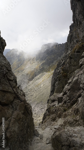 Szczelina na przełęczy w wysokich górach. photo