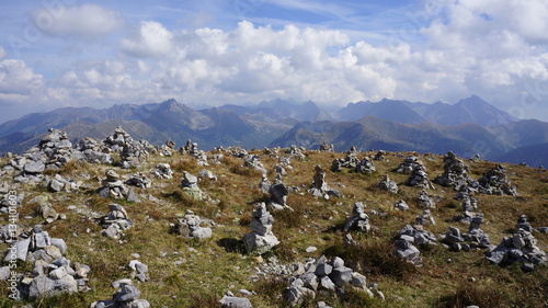 Skalne wieżyczki zrobione przez turystów w Zachodnich Tatrach.