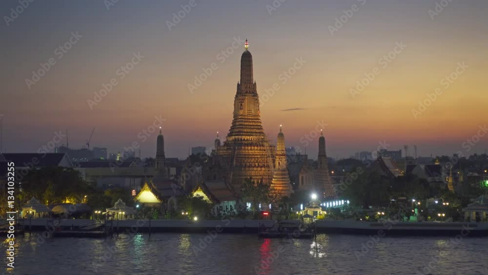 Landscape with Wat Arun at twilight time. Buddhist temple located along the Chao Phraya river in Bangkok, Thailand 4k
Landscape with Wat Arun at twilight time. Buddhist temple located along the Chao Phraya river in Bangkok, Thailand 4k